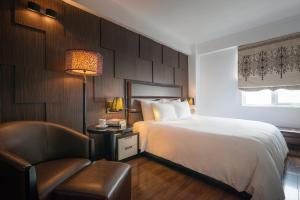 Voodi või voodid majutusasutuse La Nueva Boutique Hotel Hanoi & Spa toas