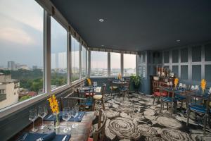 Rõdu või terrass majutusasutuses La Nueva Boutique Hotel Hanoi & Spa