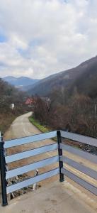 een hek aan de kant van een weg bij Suncani Breg in Crni Vrh