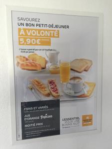 een bord met ontbijtproducten en sinaasappelsap bij Premiere Classe Saint Malo St Jouan Des Guerets in Saint-Jouan-des-Guérets