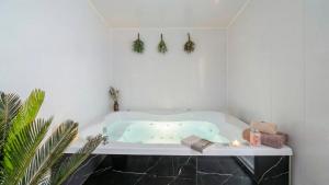 een badkamer met een blauw bad in een kamer bij Gapyeong ILUGlamping in Gapyeong