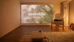 een projector in een kamer met een stoel voor een scherm bij Gapyeong ILUGlamping in Gapyeong