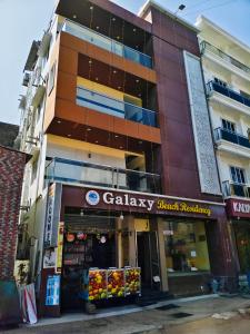 ein Lebensmittelgeschäft vor einem Gebäude in der Unterkunft Galaxy Beach Residency in Velankanni