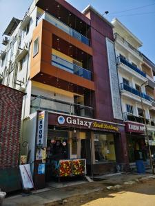 ein Gebäude mit einem Lebensmittelgeschäft davor in der Unterkunft Galaxy Beach Residency in Velankanni