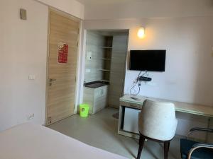 Et tv og/eller underholdning på Radha Palace near prem mandir + 8 billeder