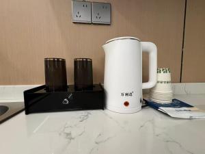 万象四季Four Seasons Hotel的台面上白色咖啡壶