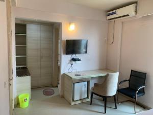 Et tv og/eller underholdning på Radha Palace near prem mandir