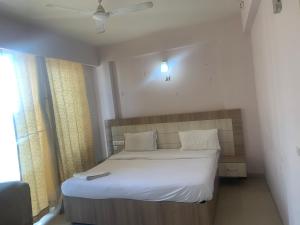 En eller flere senge i et værelse på Radha Palace near prem mandir