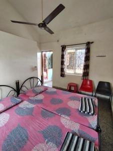En eller flere senge i et værelse på Stay Goa Guesthouse
