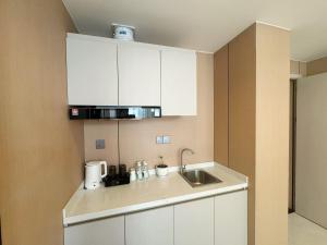 万象四季Four Seasons Hotel的带白色橱柜和水槽的厨房