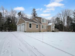una casa nella neve con un vialetto di The Mendon House Brought to you by GetAway Vacations a Killington