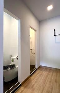 een lege kamer met een spiegel en een badkuip bij Banyan Resort @Rayong in Ban Phe