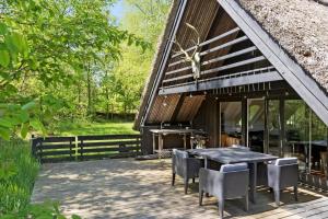 un patio con tavolo e sedie di fronte a un edificio di LF14258-Fur-Marehalmvej-8 a Fur