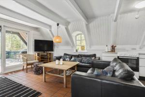 un soggiorno con un divano e un tavolo di LF14258-Fur-Marehalmvej-8 a Fur