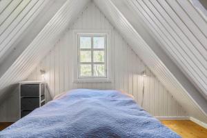 un letto in una stanza bianca con una finestra di LF14258-Fur-Marehalmvej-8 a Fur