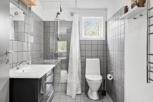 een witte badkamer met een toilet en een wastafel bij LF10320-Hurup-Thy-Nattergalevej-2-B in Sønder Ydby +11 foto's