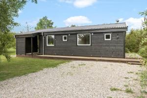 een zwart tiny house op een houten dek bij LF10320-Hurup-Thy-Nattergalevej-2-B in Sønder Ydby