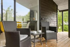 een patio met stoelen en een tafel en een keuken bij LF10320-Hurup-Thy-Nattergalevej-2-B in Sønder Ydby