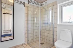 Et badeværelse på LF14038-Roslev-Stranddalen-119 + 25 billeder