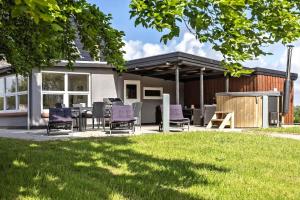 d'une terrasse avec des chaises et une table dans la cour. dans l'établissement LF14145-Spottrup-Uglkaeret-5, à Spottrup