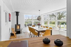 une salle à manger avec une table et une cheminée dans l'établissement LF14145-Spottrup-Uglkaeret-5, à Spottrup