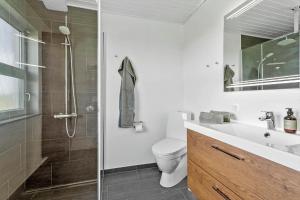 une salle de bains avec douche, toilettes et lavabo dans l'établissement LF14145-Spottrup-Uglkaeret-5, à Spottrup 26 autres photos