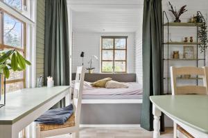 een kleine kamer met een bed in een raam bij LF14163-Roslev-Kybehuse-3 in Roslev