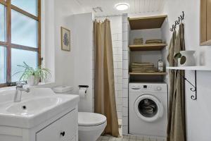 een badkamer met wastafel en wasmachine bij LF14163-Roslev-Kybehuse-3 in Roslev