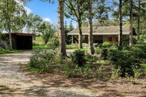 een huis met veel bomen ervoor bij LF14163-Roslev-Kybehuse-3 in Roslev