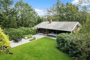 een klein huis met een patio en een tuin bij LF14163-Roslev-Kybehuse-3 in Roslev +21 foto's