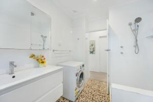 Phòng tắm tại Self-Contained 3BR Upper-Level Unit Collaroy +31 ảnh