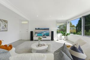 Khu vực ghế ngồi tại Self-Contained 3BR Upper-Level Unit Collaroy