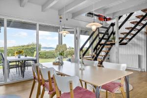 een eetkamer met een tafel en stoelen en een trap bij LF14127-Roslev-Kybehuse-127 in Roslev