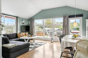 een woonkamer met een bank en een tafel bij LF11171-Struer-Klintevej-14 in Struer