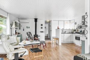 een woonkamer met witte meubels en een keuken bij LF11171-Struer-Klintevej-14 in Struer