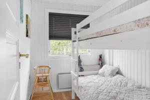 een slaapkamer met een stapelbed en een ladder bij LF11171-Struer-Klintevej-14 in Struer
