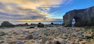 eine große Gruppe von Felsen am Strand in der Unterkunft ESCAPADE FAMILIALE A LA MER in Quiberon