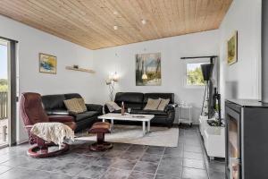 un soggiorno con un divano e un tavolo di LF10202-Thyholm-Markvejen-2 a Thyholm