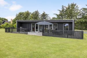 una casa moderna con un ampio cortile di LF10202-Thyholm-Markvejen-2 a Thyholm