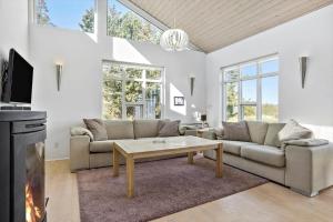 un salon avec un canapé et une table basse dans l'établissement LF10322-Hurup-Thy-Sulevej-12, à Sindrup