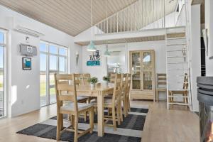 une salle à manger avec une table et des chaises en bois dans l'établissement LF10322-Hurup-Thy-Sulevej-12, à Sindrup