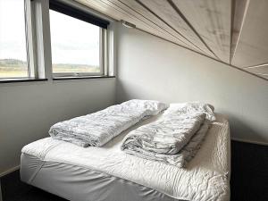 - un lit non aménagé dans une chambre avec fenêtre dans l'établissement LF10322-Hurup-Thy-Sulevej-12, à Sindrup