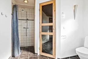 une salle de bain avec toilettes et douche dans l'établissement LF10322-Hurup-Thy-Sulevej-12, à Sindrup 24 autres photos