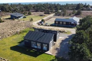 - une vue aérienne sur une maison avec une aire de jeux dans l'établissement LF10322-Hurup-Thy-Sulevej-12, à Sindrup