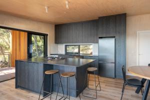 Kuchyň nebo kuchyňský kout v ubytování Kahikatea Bay Retreat