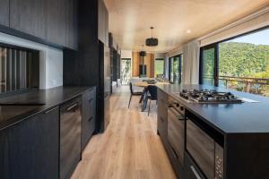 Kuchyň nebo kuchyňský kout v ubytování Kahikatea Bay Retreat