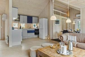 Nhà bếp/bếp nhỏ tại LF10307-Hurup-Thy-Traelobervej-7 +17 ảnh