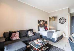 Et opholdsområde på Menlyn Maine Residences 813 + 22 billeder