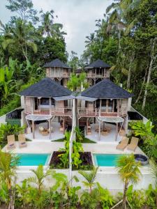 een luchtzicht op de villa's van het resort bij Moonlit Jungle in Seribatu