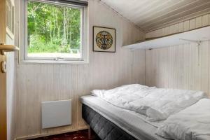 En eller flere senge i et værelse på LF0027-Thyholm-Sondbjerg-Strandvej-27